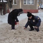 Инспектор Госадмтехнадзора замеряет уровень снега