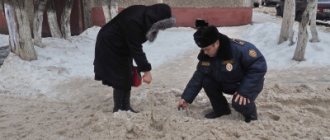 Инспектор Госадмтехнадзора замеряет уровень снега