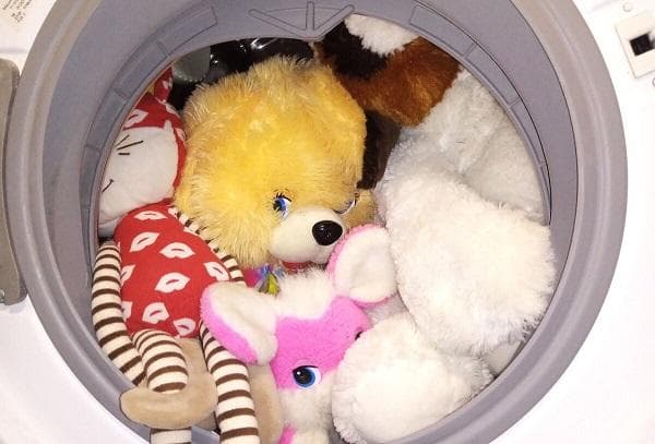 Мягкие детские игрушки в стиральной машинке