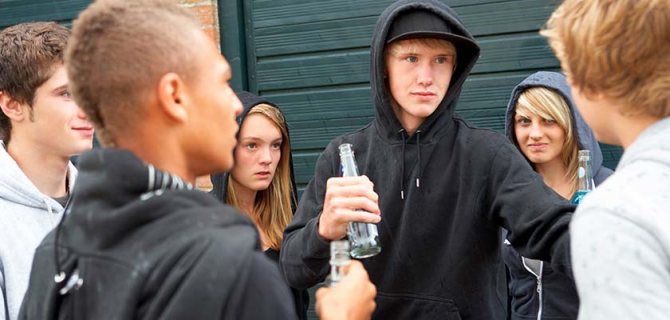 подростки употребляют алкоголь на улице