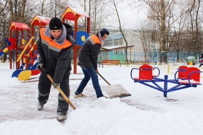 Уборка снега на детских площадках и во дворах